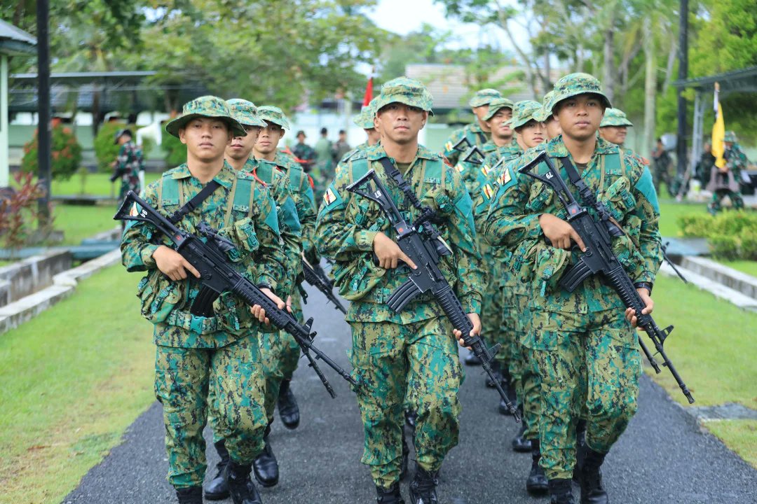 Jatosint's tweet photo. ๐ฎ๐ฉ๐ง๐ณ Opening ceremony of Keris Satria joint exercise between Indonesian Army #TNIAD Royal Brunei Land Force #RBLF in East Kalimantan (17/4). Brunei soldiers were also equipped with @pindad SS2 rifles (most likely lent by TNI AD as the host)
๐ธKodam Mulawarman https://t.co/W9P01funPM