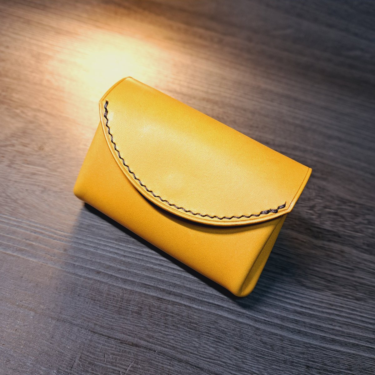 tf_craft's tweet photo. wallet

タンニン鞣しのイタリアンレザー ミニ財布。
イエローに焦茶のステッチカラーでオーダー頂きました。
お買い上げ誠にありがとうございました<(_ _)>

#レザークラフト
#ハンドメイド
#アコーディオンウォレット
#ミニ財布 https://t.co/dND7BYdJ2e