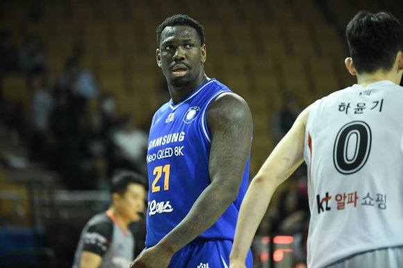 baekpd1983's tweet photo. The Samsung Thunders have decided not to renew their contract with Kofi Cockburn.

Meanwhile, Kofi Cockburn, who was loved a lot in Japan in the past, is likely to return to Japan.

#SamsungThunders #KofiCockburn #KBL https://t.co/EiPeviUV66