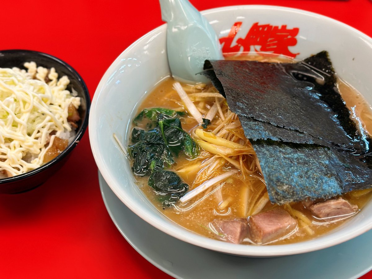 山岡家
醤油ネギ、ネギマヨチャーシュー丼
いつもと違う店舗にいったよー
いつもよりすごく美味しかった！！！(いつものとこも美味しいよ)
しかも店内が臭くない何で！？！？
完飲🍜 
#ごはん #ラーメン