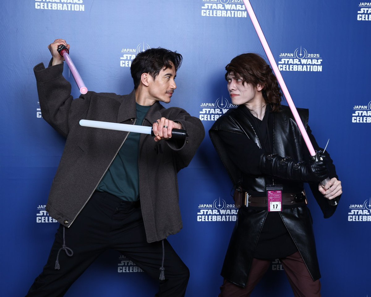omega_penguin's tweet photo. うわぁぁぁぁあマニー・ジャシント大好きいいいいいあああああ
Wow! 2sabers!?
YES! Please take!
からの2本取って空中にひと投げしてから2刀流になってこのポーズ！！
こんなん！！！にやけるて！！！！
やべぇ時間だったぁぁぁぃあ！！！！
鳥肌止まらん！！！！！
#SWCJ https://t.co/GjyLE4RDq0