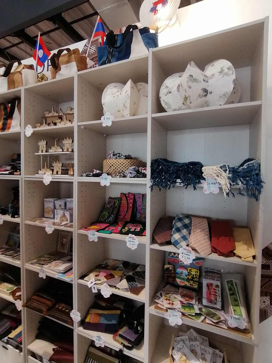 ラオス🇱🇦ピンバッジ。 大阪万博の共同館コモンズD。 たくさんの