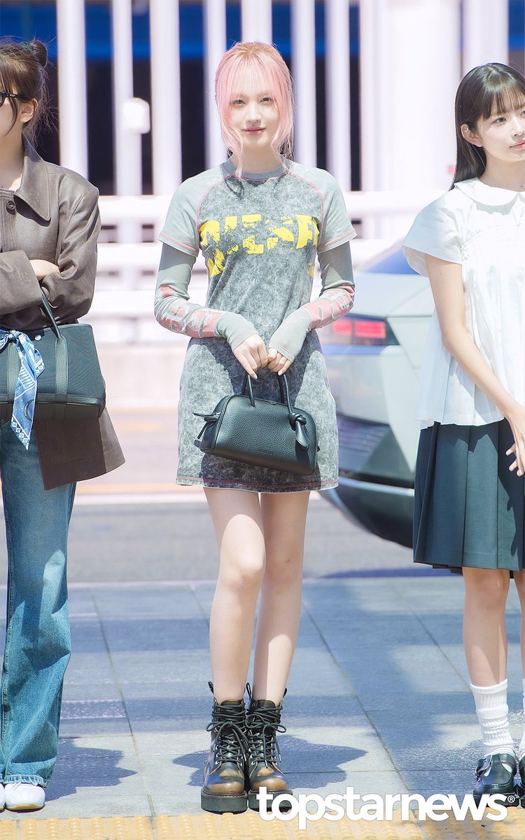 iveuniverse's tweet photo. [PRESS] 250420 — #LIZ in Incheon Airport, to Japan.

#IVE #아이브 https://t.co/y8IhY0cdmh