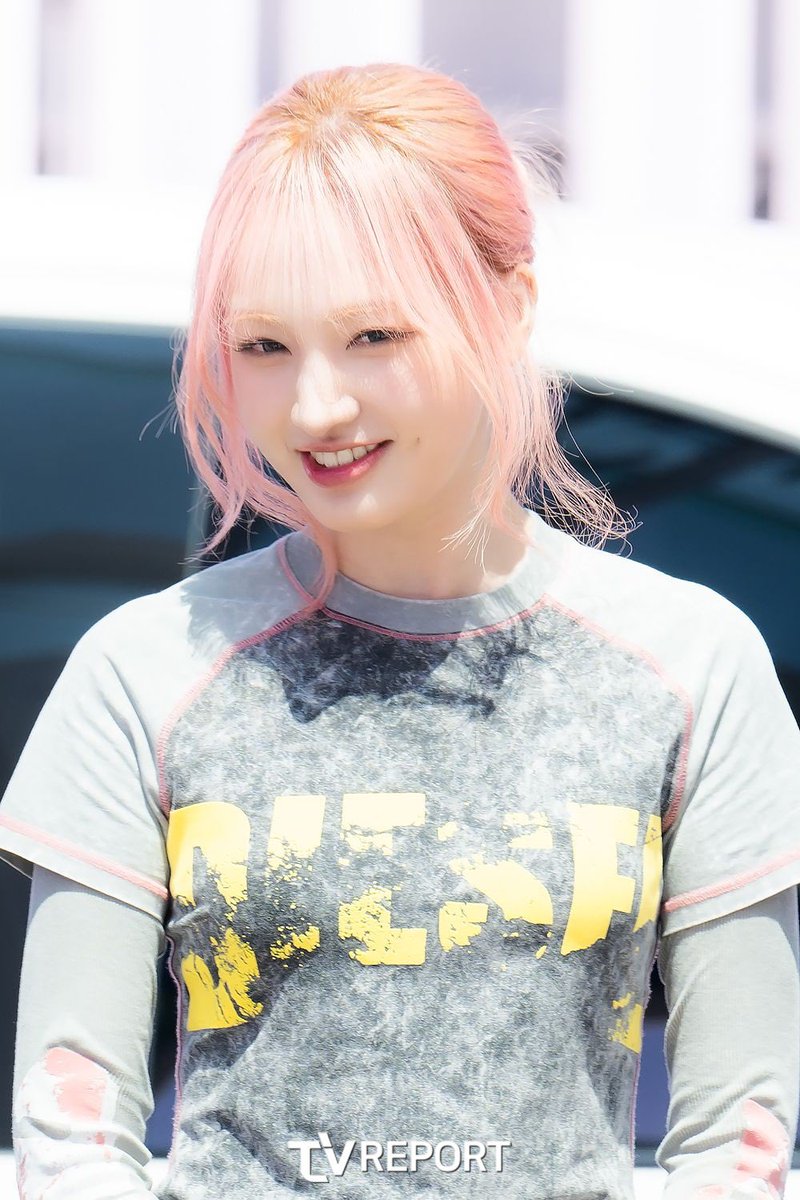 iveuniverse's tweet photo. [PRESS] 250420 — #LIZ in Incheon Airport, to Japan.

#IVE #아이브 https://t.co/y8IhY0cdmh