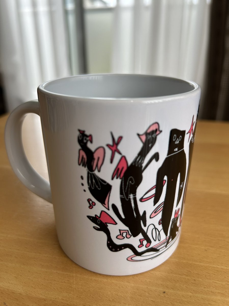 「鎌塚氏、震えあがる」東京公演は、本日最終日です。三宅弘城さんは、鎌塚氏の公演ごとにスタッフ・キャストに向けてオリジナルグッズ（安西肇さんのイラスト）を作っております。今回はマグカップ！

mo-plays.com/kama2025/