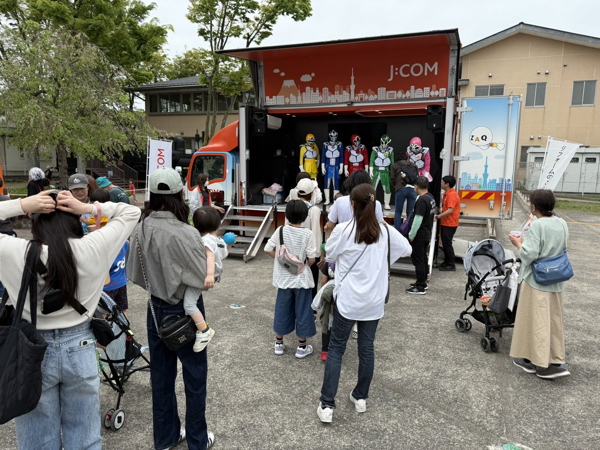 hanaranger_hero's tweet photo. こんにちは運営です！

東洋不動産大感謝祭に出演させていただきました！
カレハと悪なすびが邪魔しに来たけど、しっかりとやっつけてくれました！
次は町民まつりで会えるといいな♪
宮代町で僕と握手🤝

#ハナレンジャー
#ご当地ヒーロー
#宮代町 https://t.co/UXJlNtDVQr