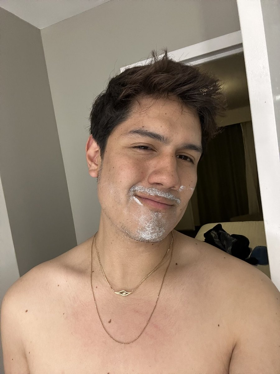 TuMamaMeStalkea's tweet photo. Trate de recrear una foto de hace mucho tiempo cuando era pelado, en el baño de mi papá pensando que tener barba era cool, ahora siento que para nada es así Haah. https://t.co/v4sZv806Vg