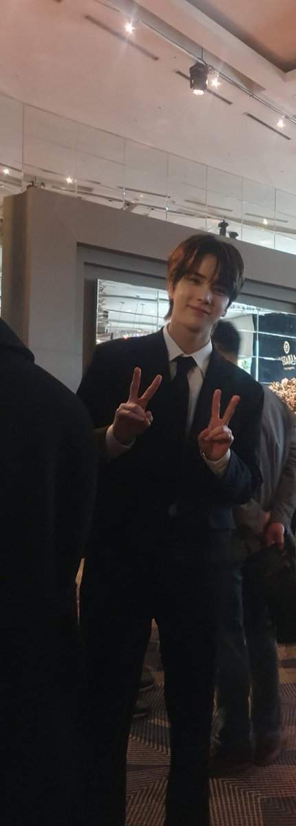 한명은누가봐도어색하고 한명은너무제몫을잘하셔서
마음이이상함