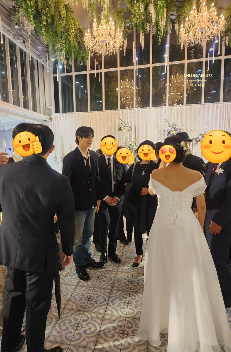 malsxxkssi's tweet photo. 한명은누가봐도어색하고 한명은너무제몫을잘하셔서
마음이이상함 https://t.co/NQHWchteZq