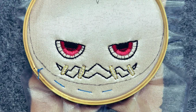 ①YouTube見ながら初めての刺繍に挑戦②刺繍おっけー!おめめのハイライトがこだわり③体も縫って綿を詰めて汚れ防止に既製品のパーカーを着せる④完成〜こうして並べてみると結構頑張ったよね#jonathancrane #scarecrow 