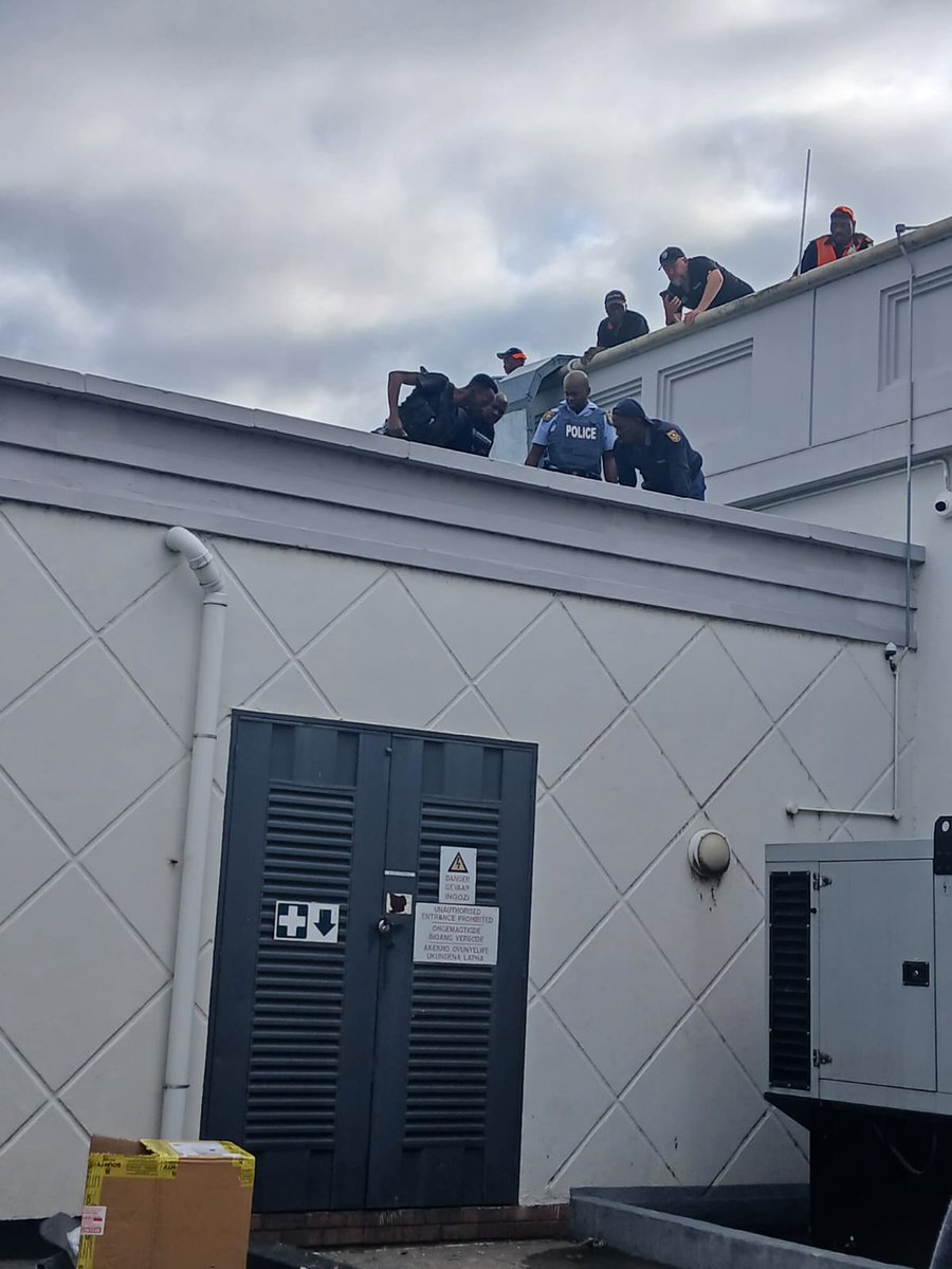 nom9779's tweet image. Police apprehended a Mozambican man suspected of killing a security guard at Riverside Mall, Nelspruit. He was found with an AK-47 firearm while hiding on the mall roof. Two other suspects remain at large, and authorities urge anyone with infor to contact  #MySAPSApp #SAPS
