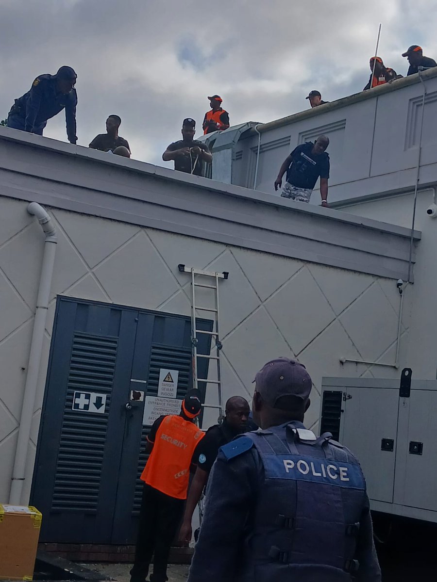 nom9779's tweet image. Police apprehended a Mozambican man suspected of killing a security guard at Riverside Mall, Nelspruit. He was found with an AK-47 firearm while hiding on the mall roof. Two other suspects remain at large, and authorities urge anyone with infor to contact  #MySAPSApp #SAPS