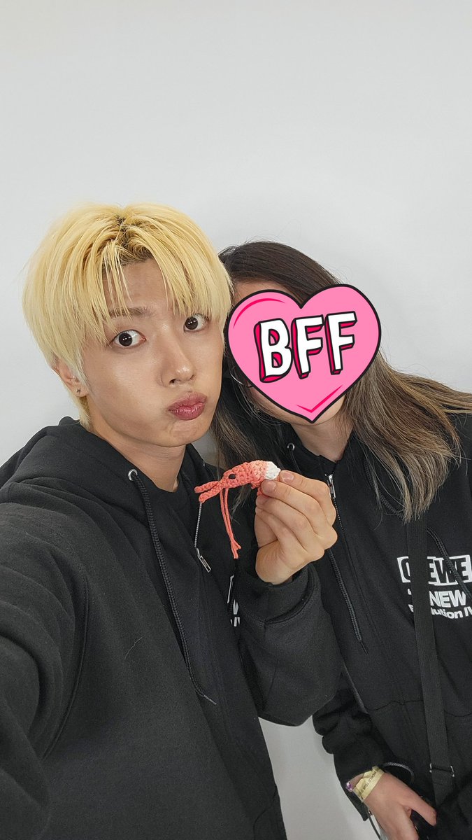cosmosmp3's tweet photo. onewe with my shrimp #원위 #ONEWE 
#ONEWE_WORLDTOUR 
#2025_ONEWE_WORLD_TOUR #ONEWEinToronto https://t.co/uhsytZK5RT