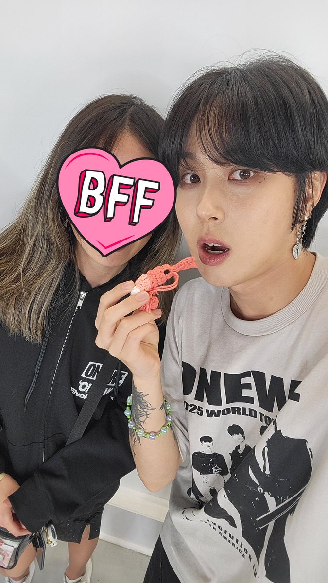 cosmosmp3's tweet photo. onewe with my shrimp #원위 #ONEWE 
#ONEWE_WORLDTOUR 
#2025_ONEWE_WORLD_TOUR #ONEWEinToronto https://t.co/uhsytZK5RT