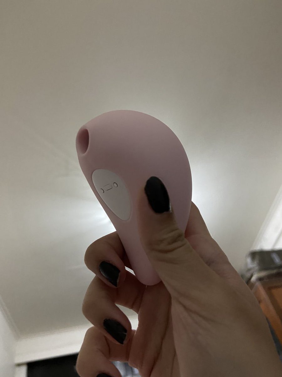 舒服了，想不想尝尝你们嫂子的味道，探索她的深度呀。周末有空了。想玩的单男可以约起来。