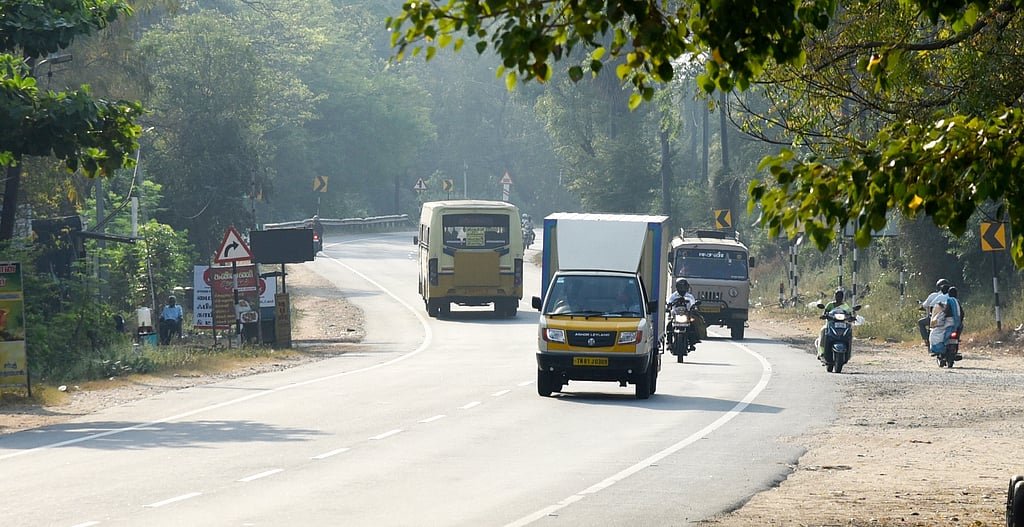 TrichyTreasures's tweet photo. Vehicle users demand road widening, median barriers on accident-prone Tiruchy-Karur highway
Of the 79-kilometre-long stretch, a 11 km portion connecting Chathiram with Thindukarai is under the control of the state highways department. #Trichy

https://t.co/UHoSXayk24 https://t.co/Li4b7dR8Gr