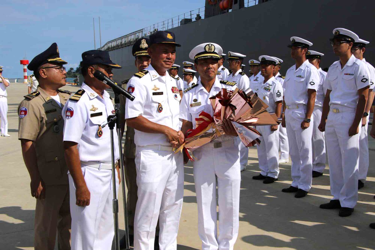 JMSDF_PAO's tweet photo. #IMED25 部隊は、カンボジア・リアム海軍基地に入港しました。本年４月に改修を終えた同海軍基地への外国艦艇の入港は、#海上自衛隊 が初めてとなります。#自由で開かれたインド太平洋(#FOIP)の実現のために、#海自 はカンボジア海軍と連携を強化します。🤝
#FreeandOpenIndoPacific https://t.co/n6XBNJBy9T