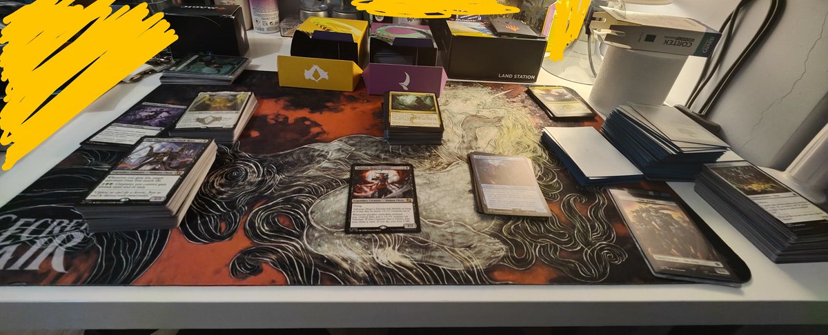 Kijo46's tweet photo. Ya que Don Haise quería ver cómo estaba, ahí de ven 5 horas de trabajo reorganizando cartas y armando mazos...

Pero descubrí que me falta organizar la torre de la izquierda :'v ni modo a seguir trabajando

#haisistentes https://t.co/AETIrJdhtD