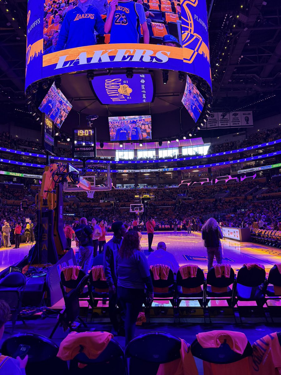 alex__1503's tweet photo. #LakeShow https://t.co/d32wRD4JLg