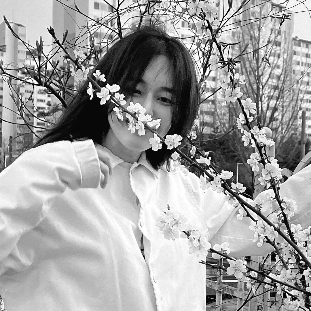 남들이 벚꽃 사진을 찍으면 모두 화장을 곱게 하고 예쁜 치마를 입고 우아한 포즈를 취합니다. 
하나야 너 진짜 달라☺️이런 자유롭고 발랄하며 로맨틱한 느낌을 나는 정말 좋아