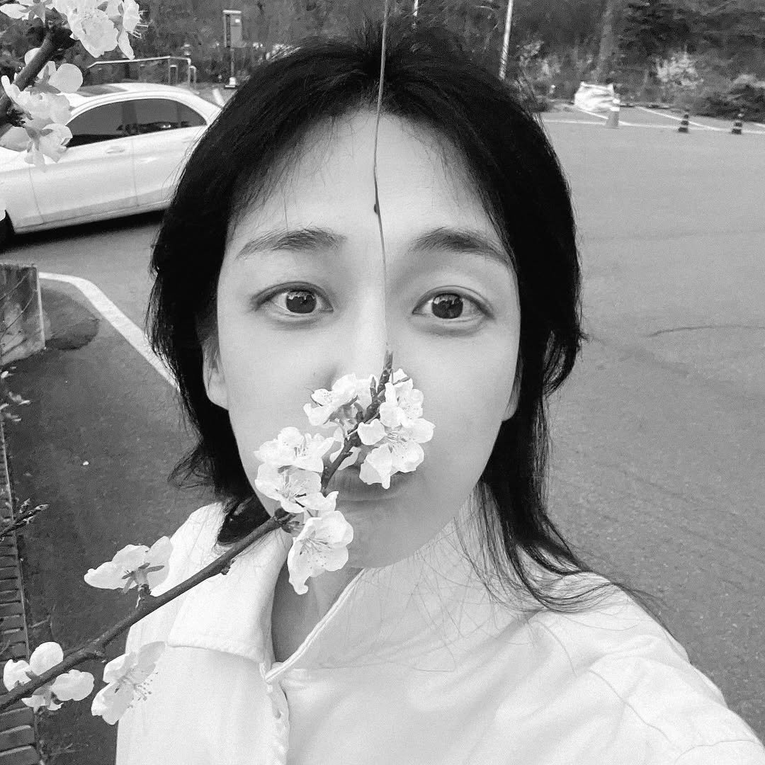 너는 벚꽃에 설레고
나는 너한테 설레어
🌸
