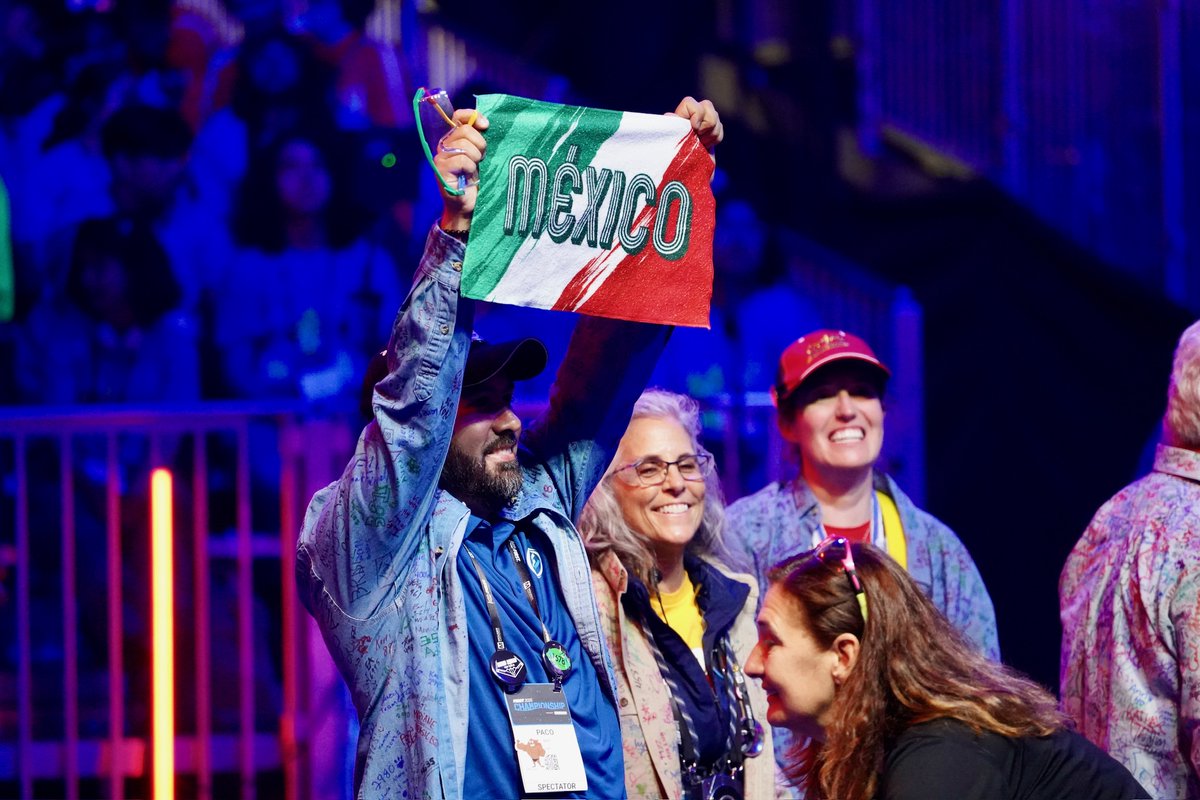 PrepaTecMty's tweet photo. 🇲🇽🔧 ¡Por primera vez, el Woodie Flowers Award se lo lleva México! Este año, Francisco Guerra, líder del equipo Botbusters 4635 de PrepaTec Monterrey, se convierte en el primer mexicano en recibir este honor. 🏅👻
#FIRSTMX #PrepaTecMty https://t.co/wApjlO9Zyf
