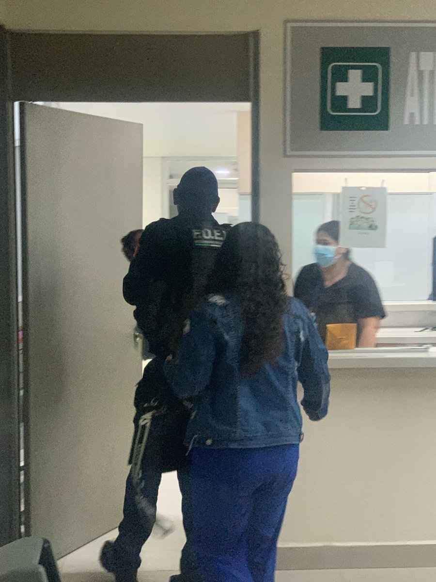 SonoraSeguridad's tweet photo. Gracias a la rápida intervención de la Policía Estatal en San Luis Río Colorado, un menor que sufrió un golpe en la cabeza fue trasladado de inmediato al hospital. 

La atención oportuna salvó minutos valiosos.

#SSPSonora https://t.co/amQ6ylIbAj