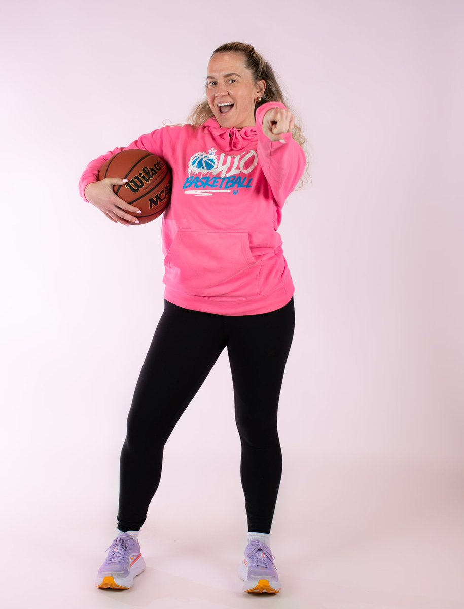 carleywhitney's tweet image. Coming to a convention center 📍 you - what off season? #IAmHer #WeAreThem 💙🧡🤍
📸 Biz IYKYK @Ohio_Basketball @SMACELITE