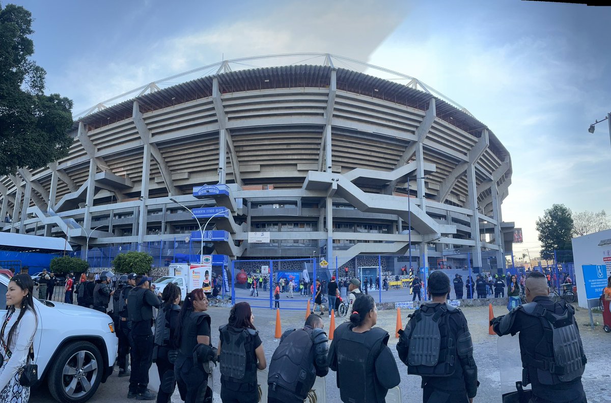 Zequi18R's tweet photo. ¡YA ESTAMOS EN EL JALISCO! 🔴⚫️🆚🔴⚪️ https://t.co/fYFFH93NaL