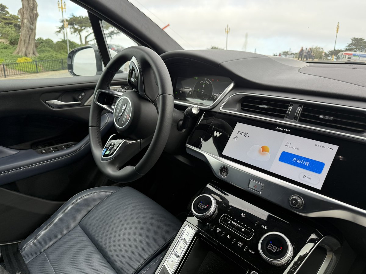 “乡巴佬进城”模式再次上线。去年在旧金山，朋友带我体验了一次 Waymo，无人驾驶真让我大为震撼。今天自己下了个 App，准备这几天多坐几回，毕竟在新加坡，无人驾驶短期内估计是很难被批准的。