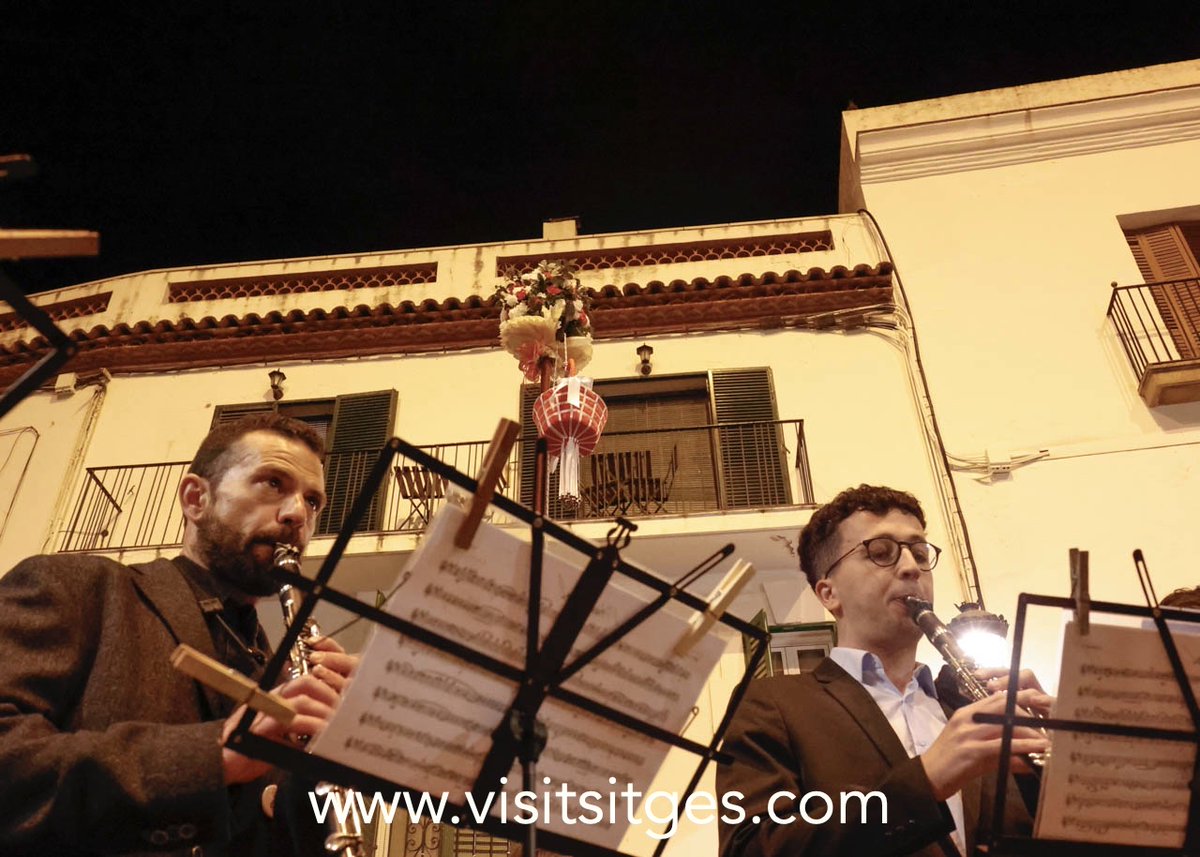 🎵 Les 3 colles de #Caramelles han iniciat els seus cants aquesta Vigília de 🐣 Pasqua a Sitges!
El dilluns les podrem escoltar en diversos punts de la vila 🎶
📲 Programa complet 👉 visitsitges.com/semana-santa-s…
#Sitges2025 #PasquaSitges #TradicióViva