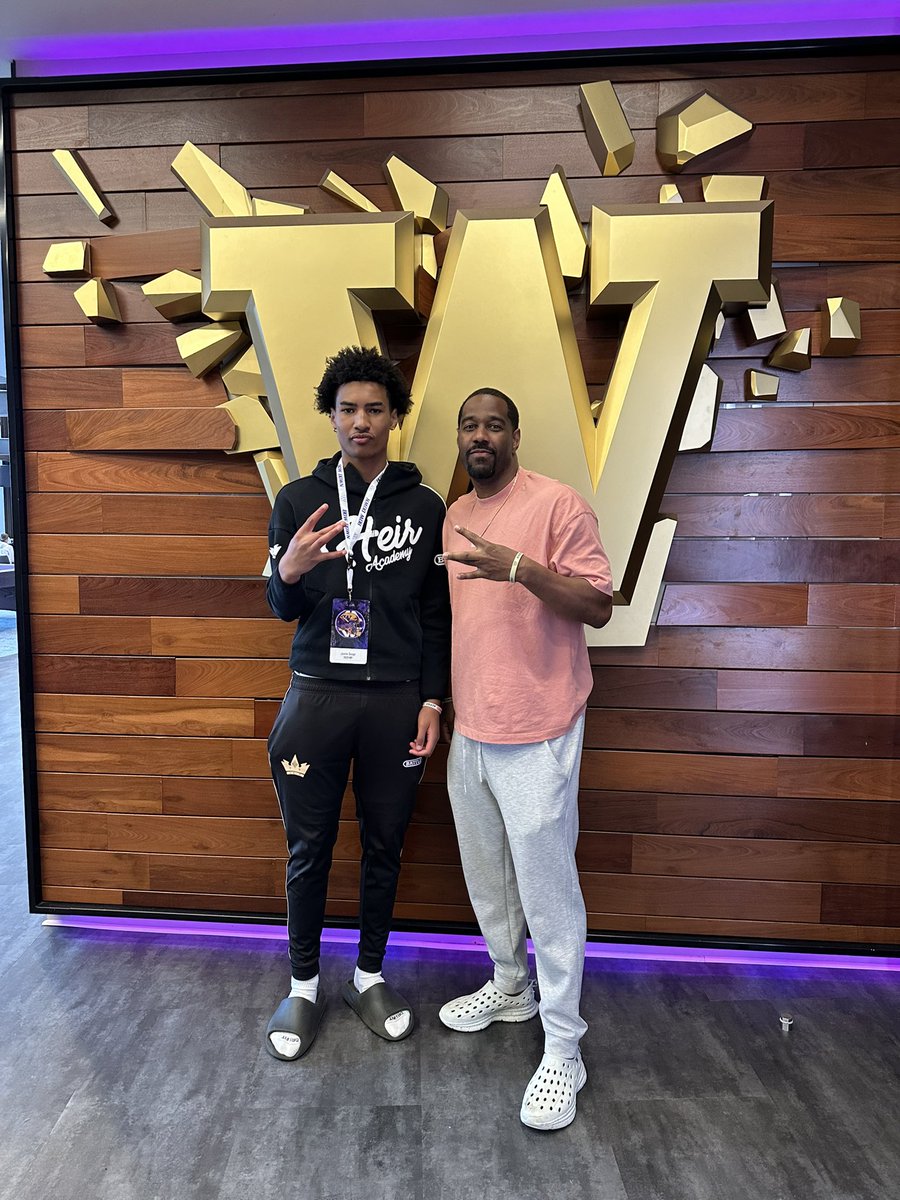 RegJones20's tweet photo. University of #Washington offers top class of 2029 WR @JustinSuega
•Measured in at 6’4, 176

#ThisIsHEIR 👑 // #BowDown 👑 // #HeirBoyz 🗣👑 https://t.co/es1DcdNg1F