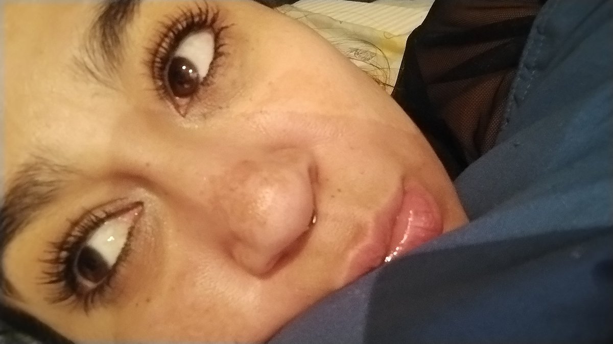 Nadizelada's tweet photo. Que lindo dormir con alguien, que feo estar en pareja. https://t.co/cxHOwfAwky