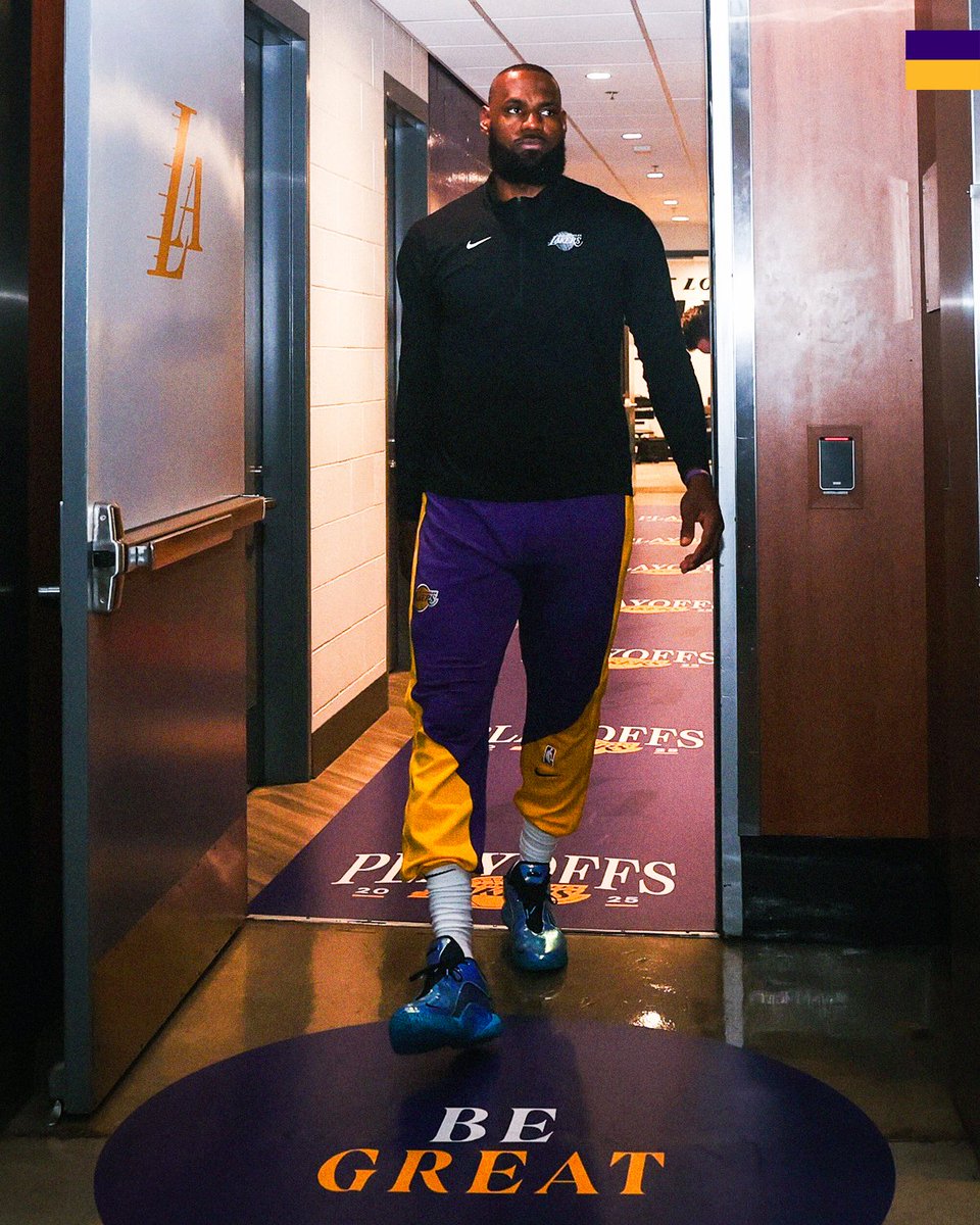 Lakers's tweet photo. Game. On. https://t.co/bTYtOq5G2M