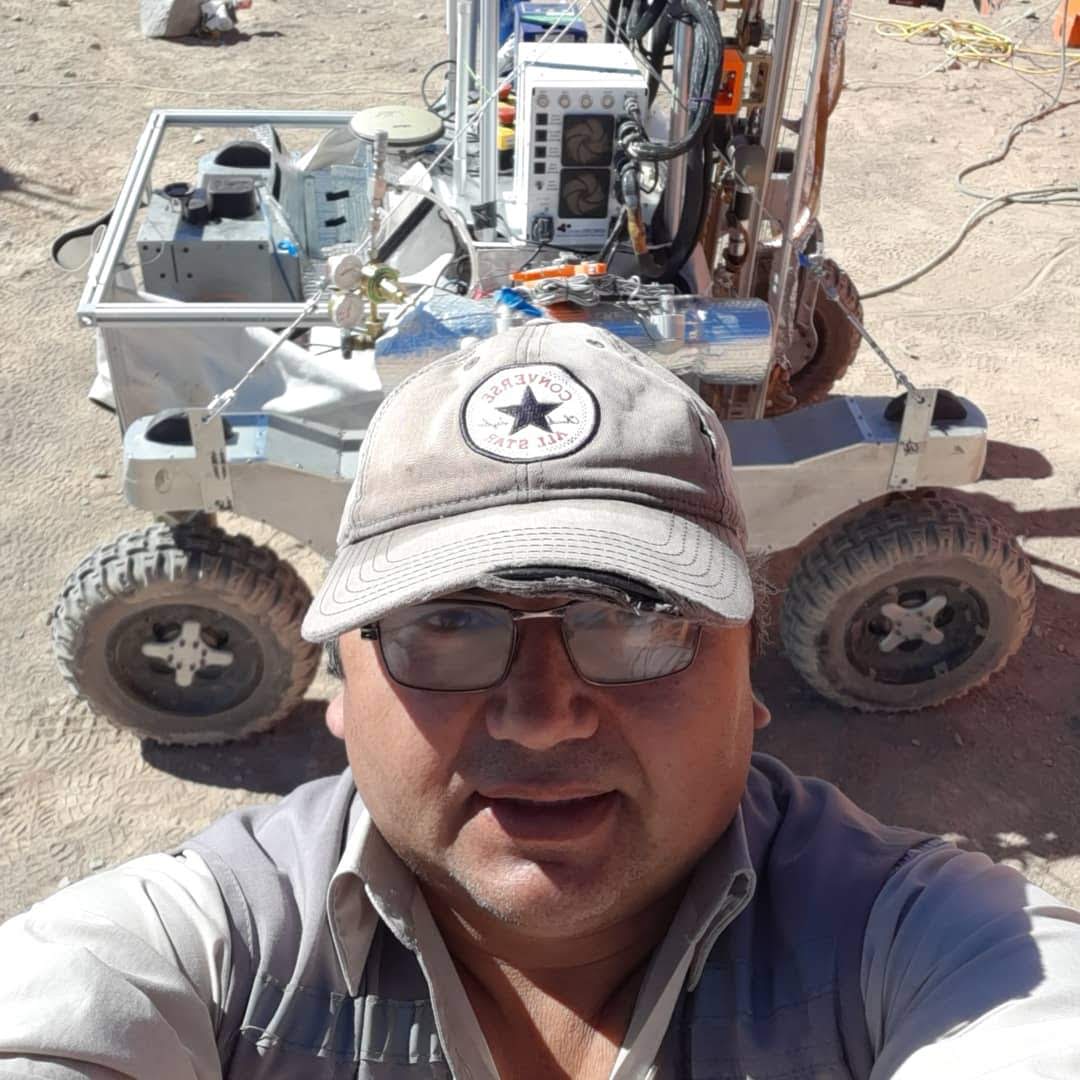 javierz73's tweet photo. @Cooperativa Año 2019, Robot #Curiosity se probó en zona de Yungay #Antofagasta terrenos deserticos, piedras, arena, humedad nocturna, frío, escarcha, viento, geografía, "similar" al planeta #Martes @NASA_es @NASA Recuerdos de mi trabajo de, Técnico ⚡♻️PV Fotovoltaica #PSDA @cdeaua @UANTOF https://t.co/sOXAADYaga