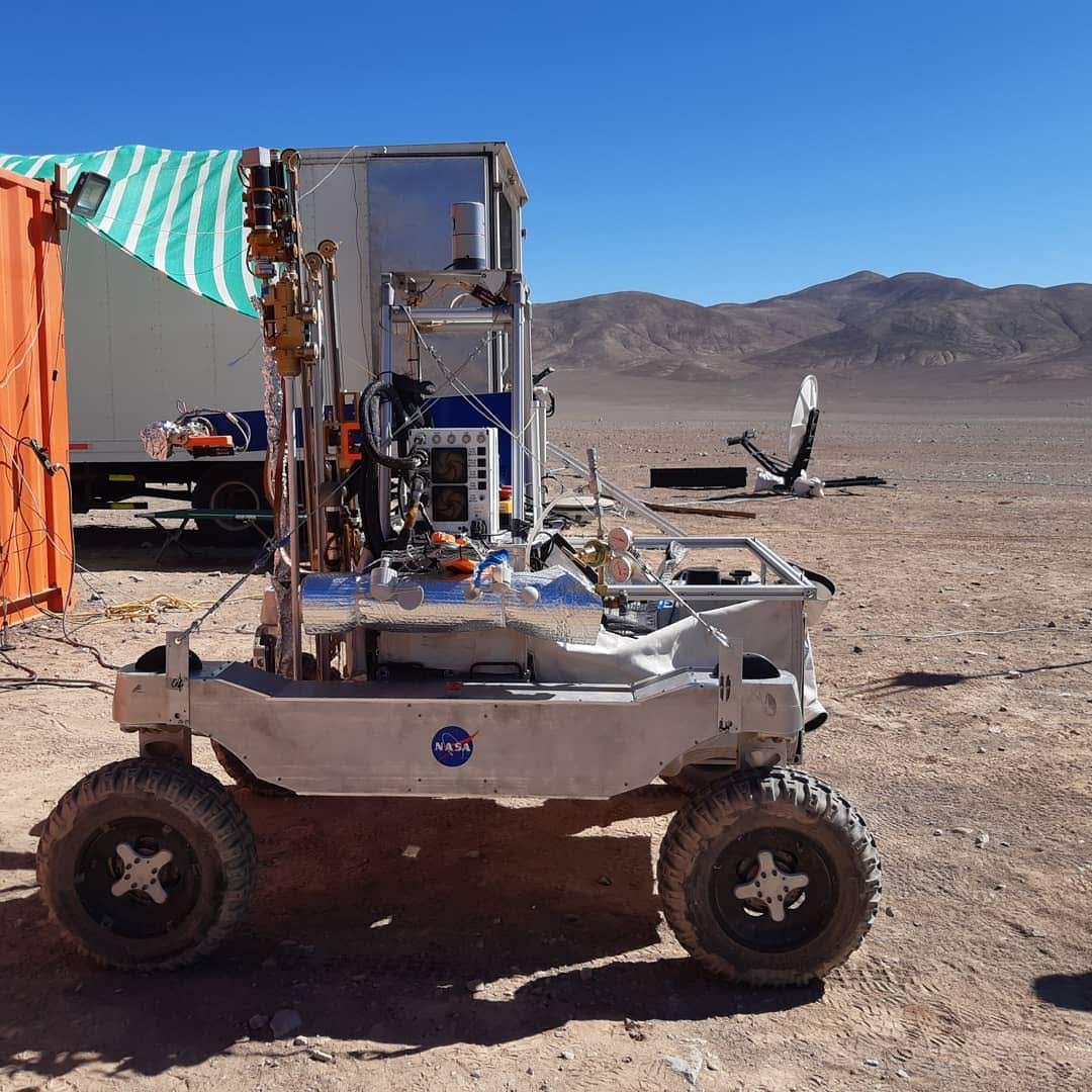 javierz73's tweet photo. @Cooperativa Año 2019, Robot #Curiosity se probó en zona de Yungay #Antofagasta terrenos deserticos, piedras, arena, humedad nocturna, frío, escarcha, viento, geografía, "similar" al planeta #Martes @NASA_es @NASA Recuerdos de mi trabajo de, Técnico ⚡♻️PV Fotovoltaica #PSDA @cdeaua @UANTOF https://t.co/sOXAADYaga