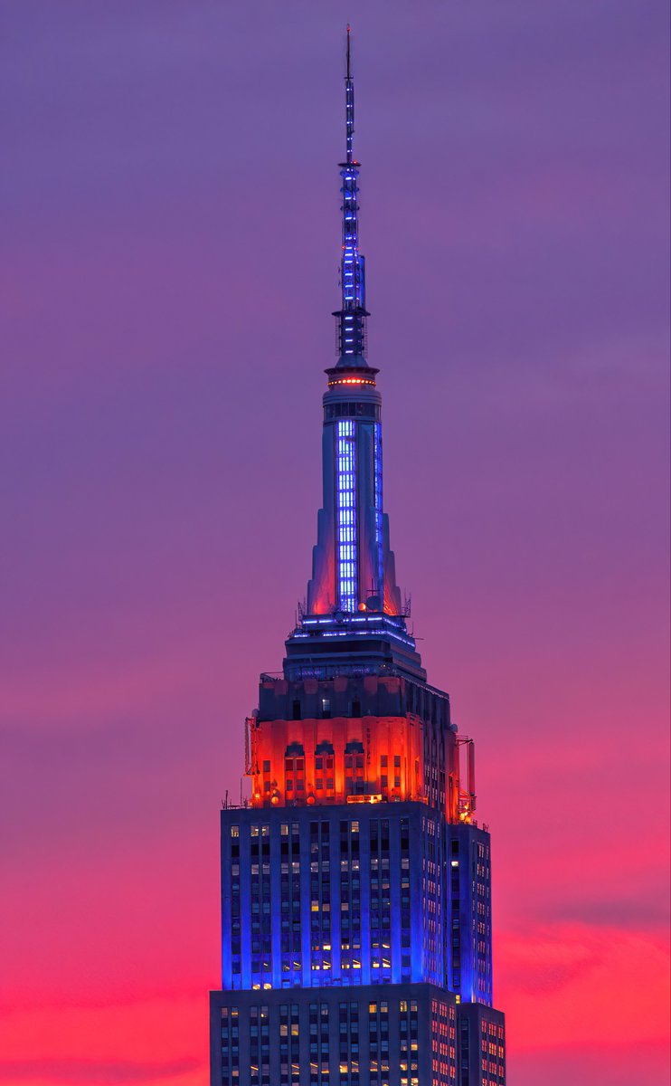 isardasorensen's tweet photo. Fiery pink and gold #sunset skies tonight in #NYC. #NewYork #NewYorkCity https://t.co/ej485UpX2j