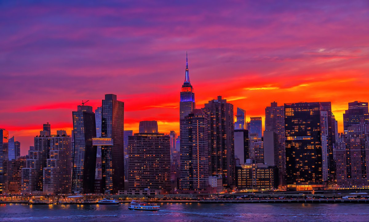 isardasorensen's tweet photo. Fiery pink and gold #sunset skies tonight in #NYC. #NewYork #NewYorkCity https://t.co/ej485UpX2j