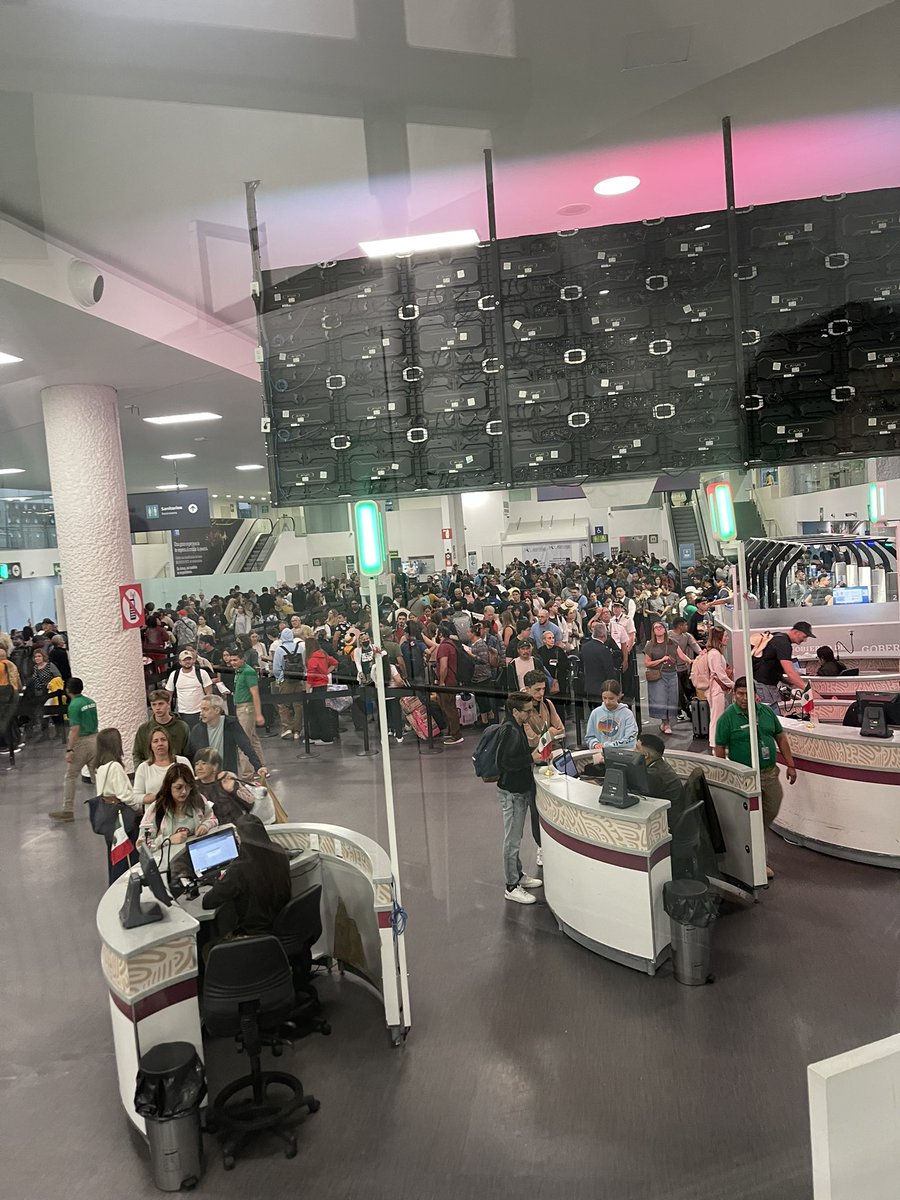 mariana1971's tweet photo. @azucenau hola! Hoy en migración de la terminal 2 la Marina con total descontrol . Tome un vídeo y saliendo de ahí me esperaron y me hicieron  borrarlo . Aquí la foto que tomé saliendo https://t.co/eNn3u5YYyX