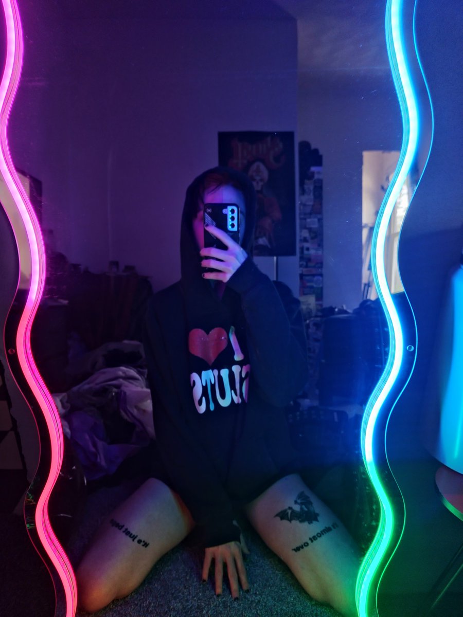 decrepit_crow's tweet photo. I'm in love with this mirror
#trans #transmasc #tboy https://t.co/JF0gRtaonL