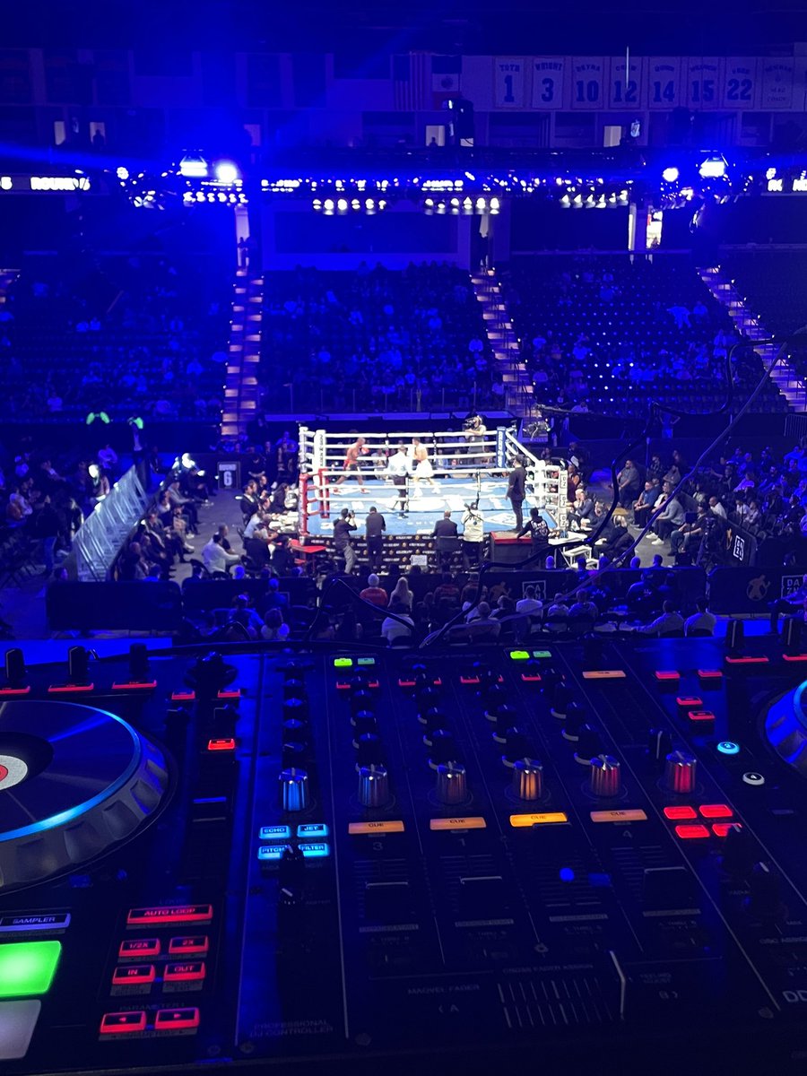 This view never gets old. 🙌🏽🙌🏽🥊🥊🥊🥊
.
.
.
#teamdjray | #boxing | #dj | #allday
