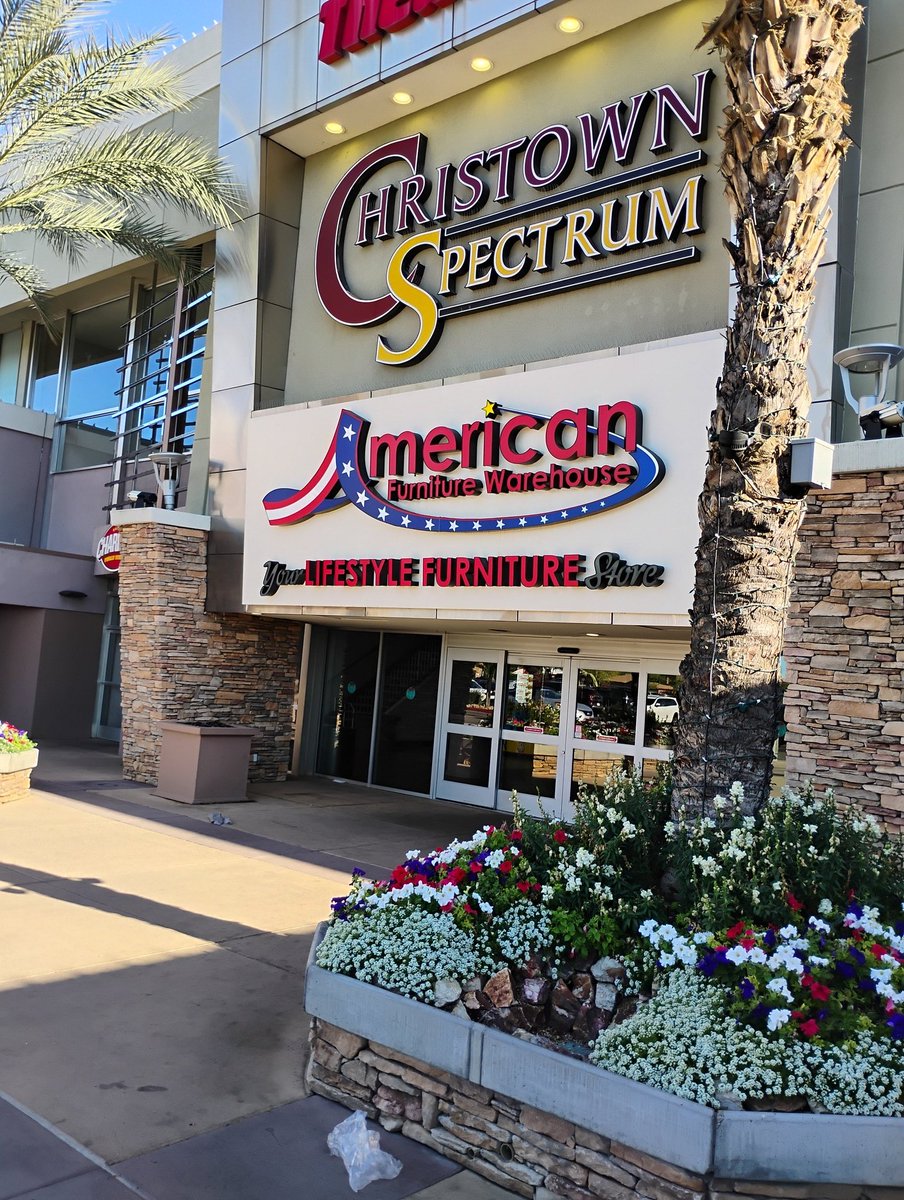 Cake_Kee_'s tweet photo. Went to the mall today .
..
.
. They have colorful flowers now .
#christown
#phoenixarizona https://t.co/q8IAYwxsjF