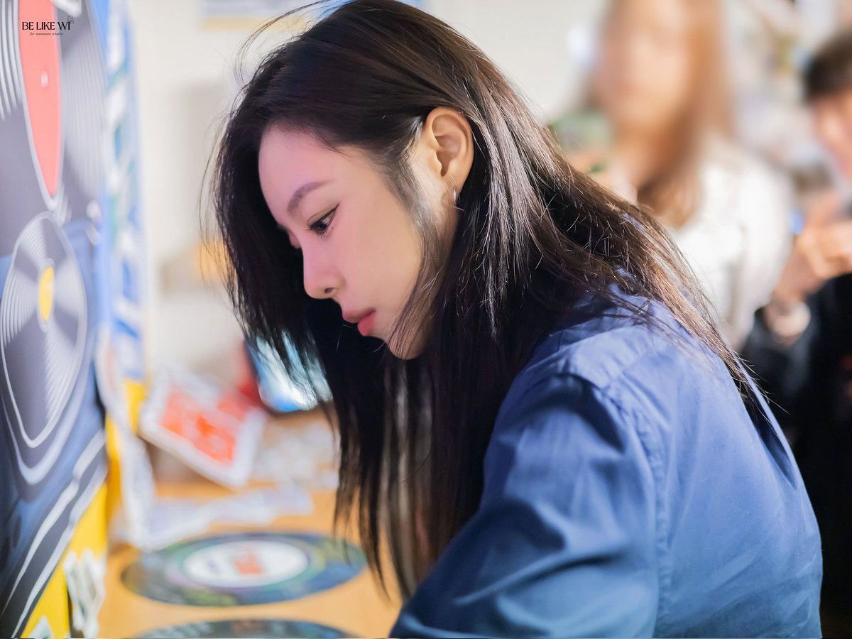 BELIKEWI_0417's tweet photo. 250417 생일카페 휘인

옆선이......옆선이......🙊

#휘인 #마마무 #WHEEIN #MAMAMOO https://t.co/C8cC4rWEiT