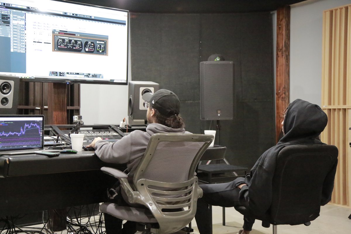 ProdByAbeHal's tweet photo. In the recording studio with I.V. https://t.co/WP2ZVlH8Z1 #ProdByAbeHal #HipHop #Producer #AudioEngineer #RecordingStudio #TypeBeats https://t.co/TYVjrFXh44
