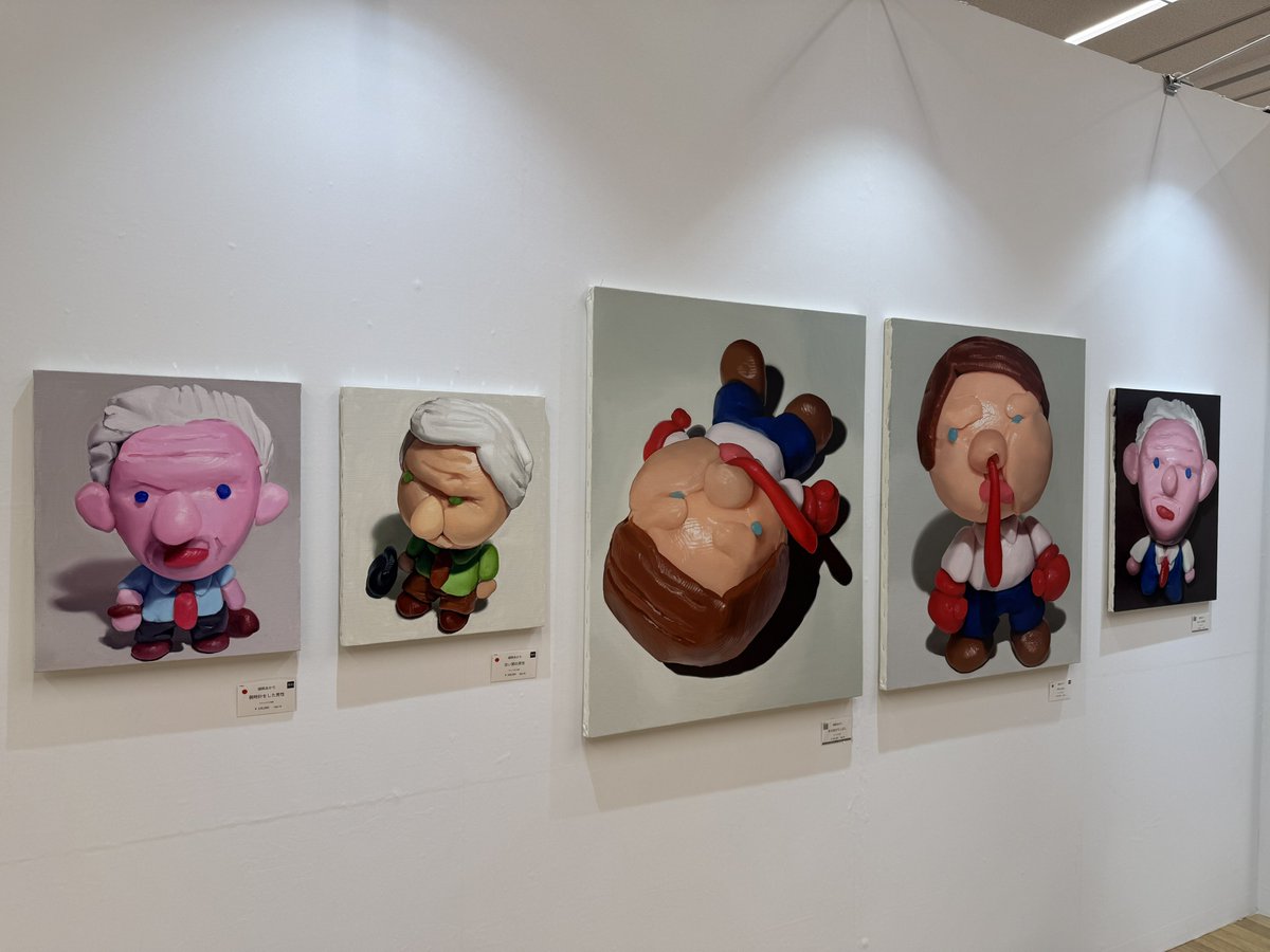 虚構に包まれた現代社会に対する無意識の拒絶や葛藤。樋熊あかりさんの作品。