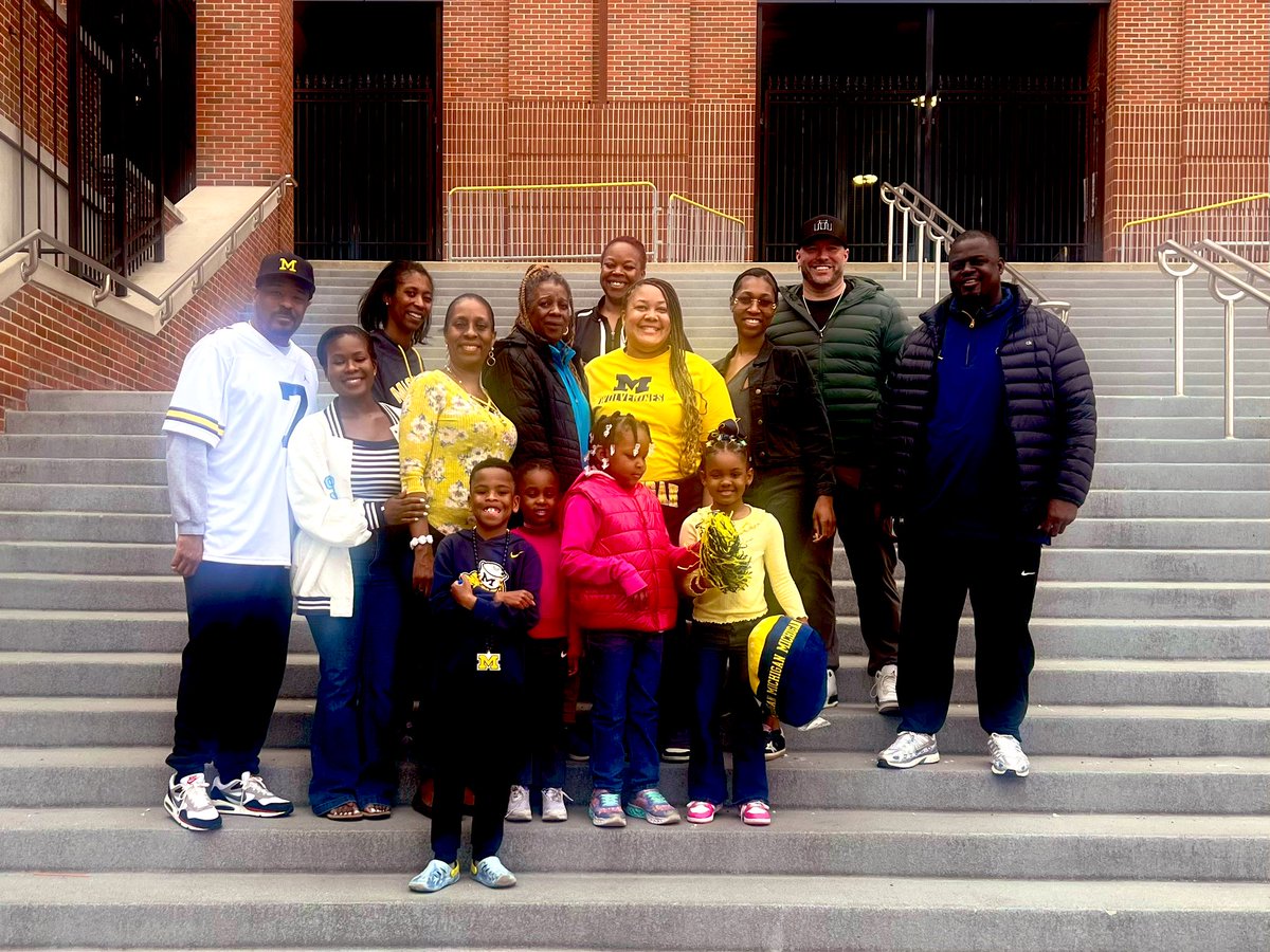 MetcalfNeely's tweet image. Our Michigan family showed up big time today ๐ Epic day ๐
#Family 
#BiggerThanFootball