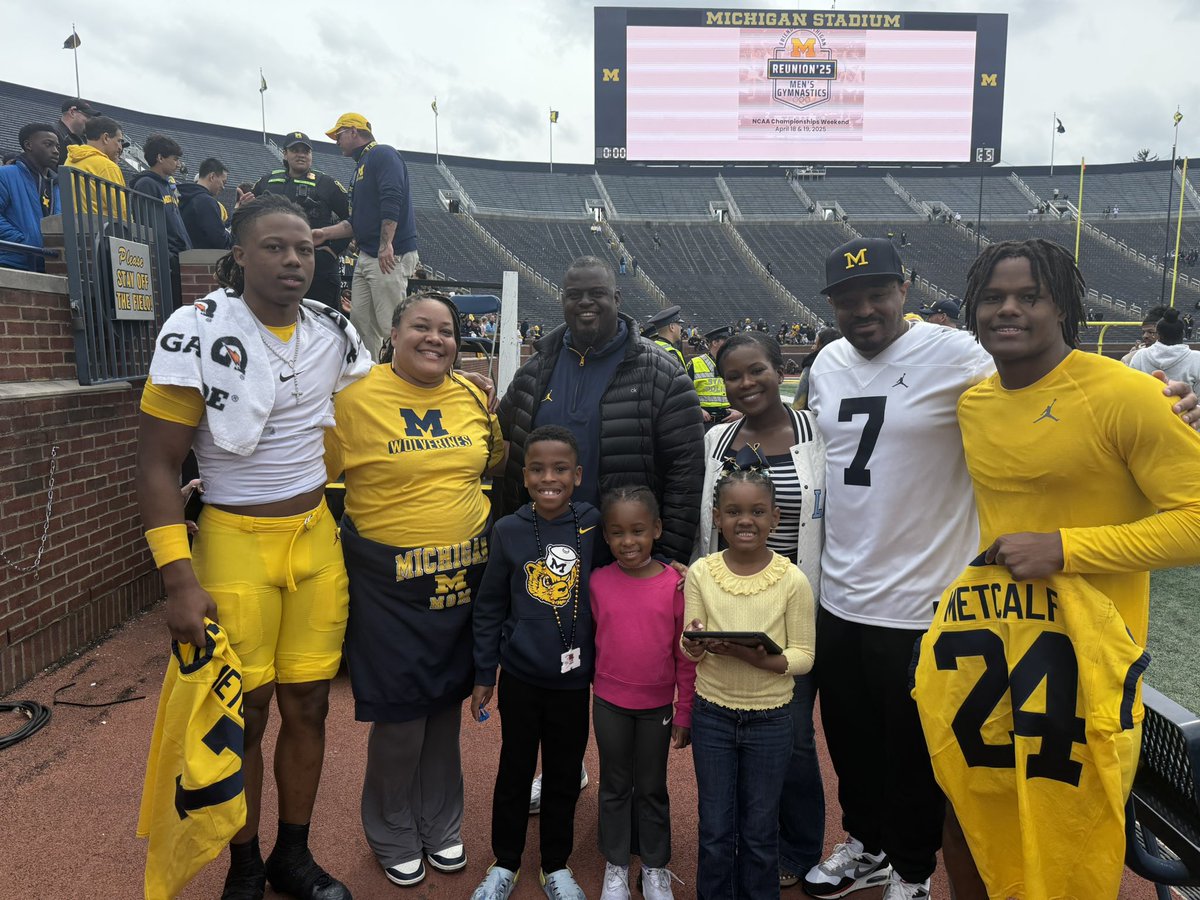 MetcalfNeely's tweet image. Our Michigan family showed up big time today ๐ Epic day ๐
#Family 
#BiggerThanFootball