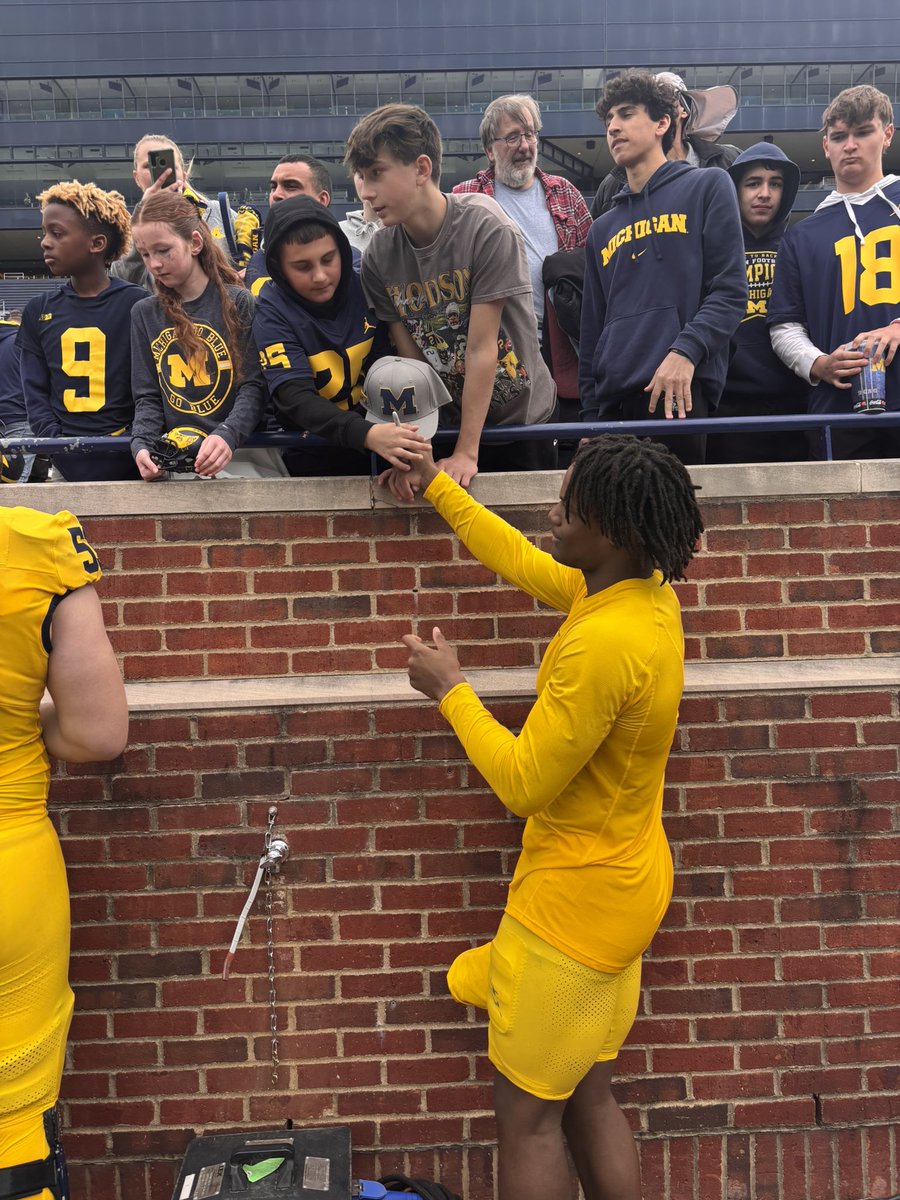 MetcalfNeely's tweet image. Our Michigan family showed up big time today ๐ Epic day ๐
#Family 
#BiggerThanFootball
