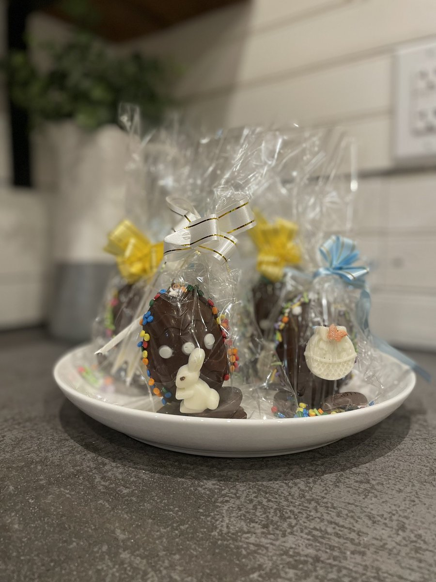 ckahn_hall's tweet photo. We are celebrating tonight - Drew got his first collegiate hit today at Susquehanna Univ., and we are enjoying these insanely good Easter eggs from my friend Graciela Oria Martinez of Sweet Grace Creations 🐣 https://t.co/xhNahJldxw
