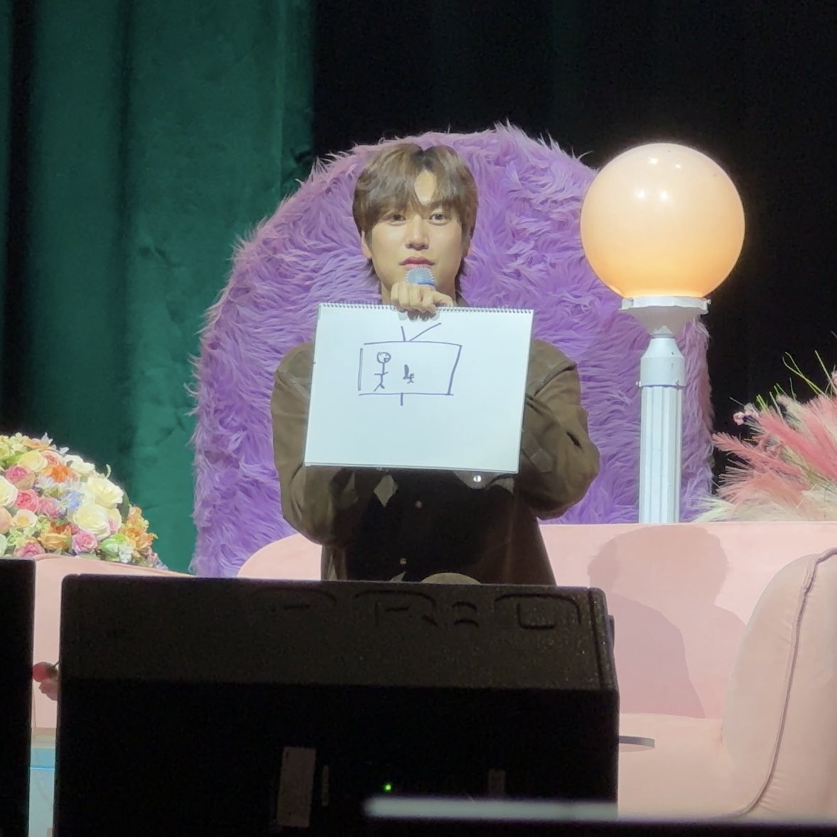 끝만 살짝 잡는거 언제 안귀엽지.. 미치겠다♡